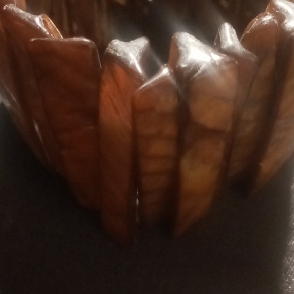 Brassy gold Multi faceted color died abalone shell expanded bracelet - Picture 4 of 7